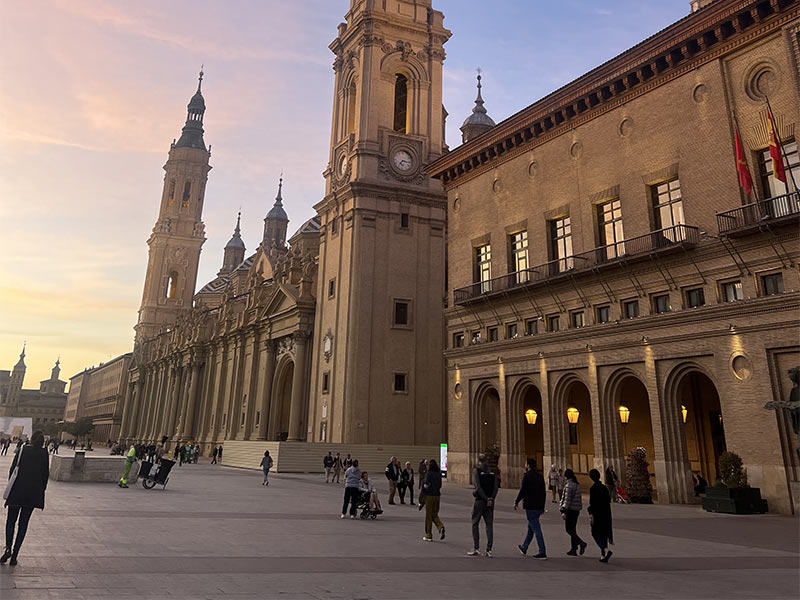 la plaza del pilar es un lugar imprescindible que visitar en zaragoza