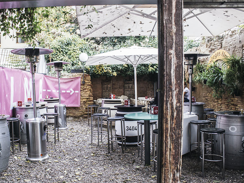 terraza de bodegas almau en zaragoza